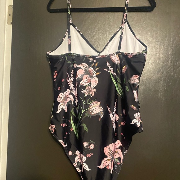3/$25 🤗 Shein Plus size 2x one piece suit. Criss cross back straps - Picture 5 of 8